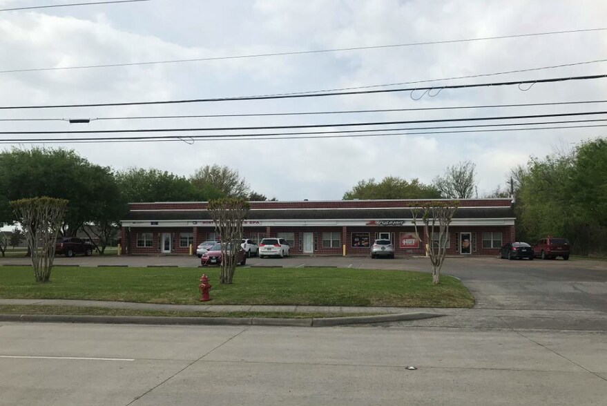 10403 Eagle Dr, Mont Belvieu, TX 77523