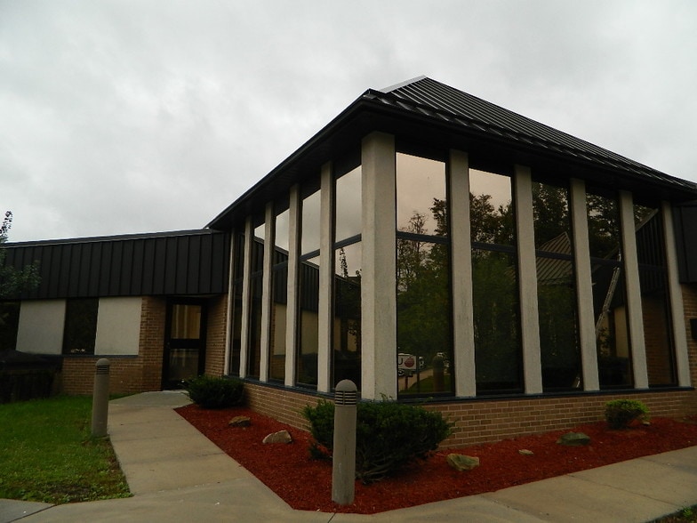 969 Eisenhower Blvd, Johnstown, PA for lease - Building Photo - Image 1 of 1
