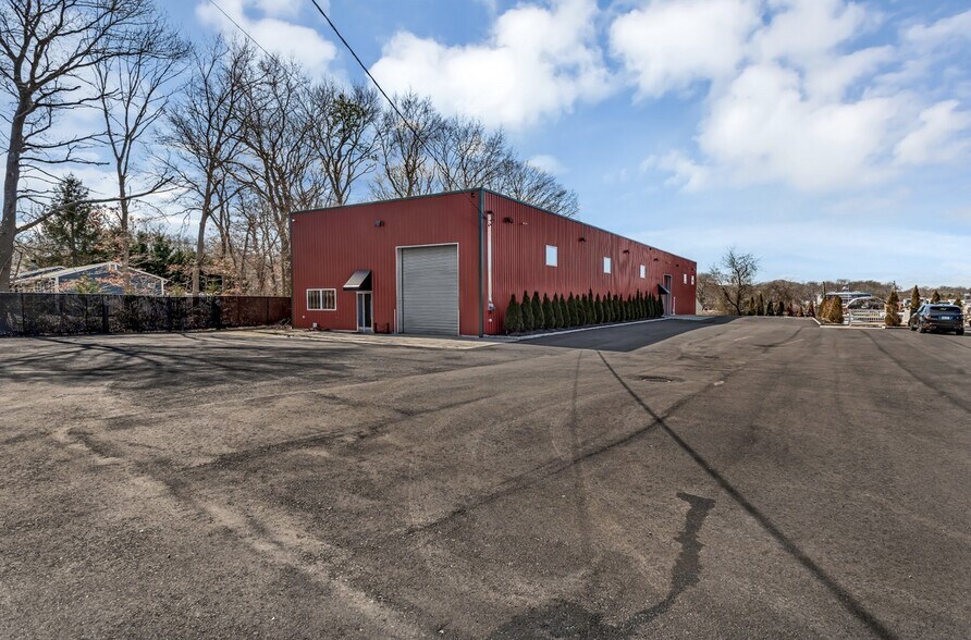 240 Hedges Ave, East Patchogue, NY for lease - Building Photo - Image 1 of 3