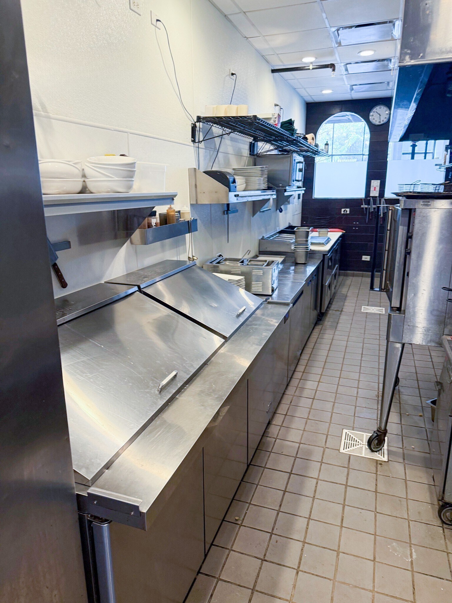 15 E Wilson St, Batavia, IL for lease Interior Photo- Image 1 of 19