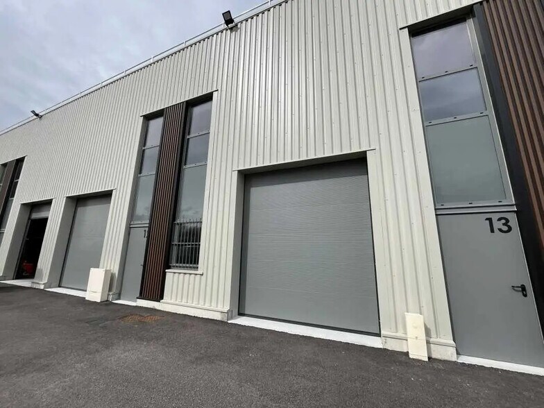 Rue Des Valets, Montluel for sale - Building Photo - Image 3 of 9