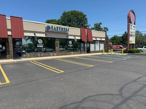 19151-19161 Merriman Rd, Livonia, MI for lease Building Photo- Image 2 of 11