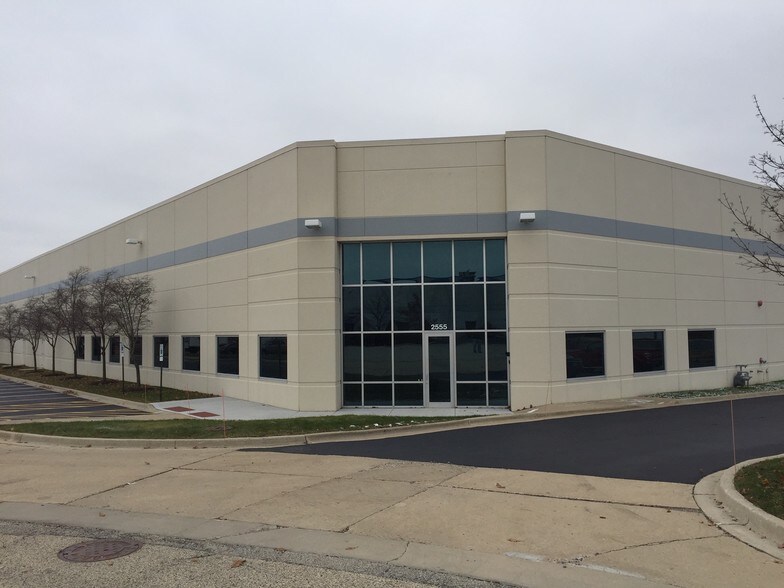 2555 Decade Ct, Elgin, IL for sale - Primary Photo - Image 1 of 1