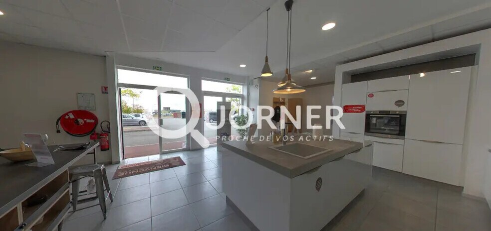 Retail in Saint-Maur for lease - Interior Photo - Image 2 of 7