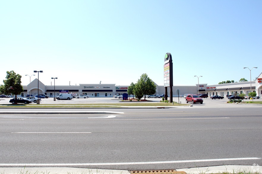 11709-11805 Pendleton Pike, Indianapolis, IN for lease - Primary Photo - Image 2 of 6