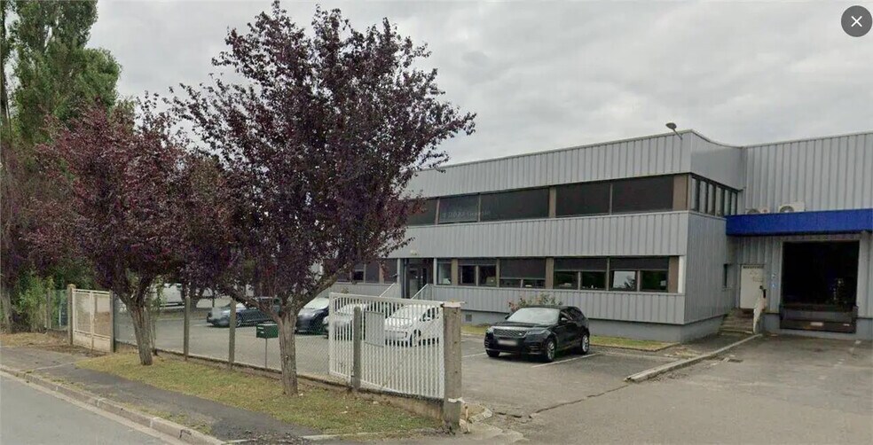 Flex in Louvres for lease - Building Photo - Image 1 of 6