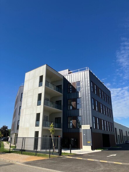 470 Rue Des Valets, Montluel for sale - Primary Photo - Image 1 of 3