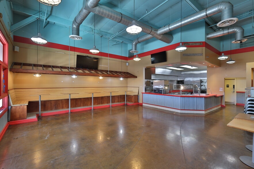 523-593 E Main St, Ventura, CA for lease - Interior Photo - Image 2 of 11