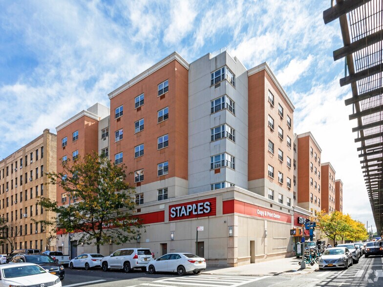 2040-2060 White Plains Rd, Bronx, NY for sale - Building Photo - Image 1 of 1