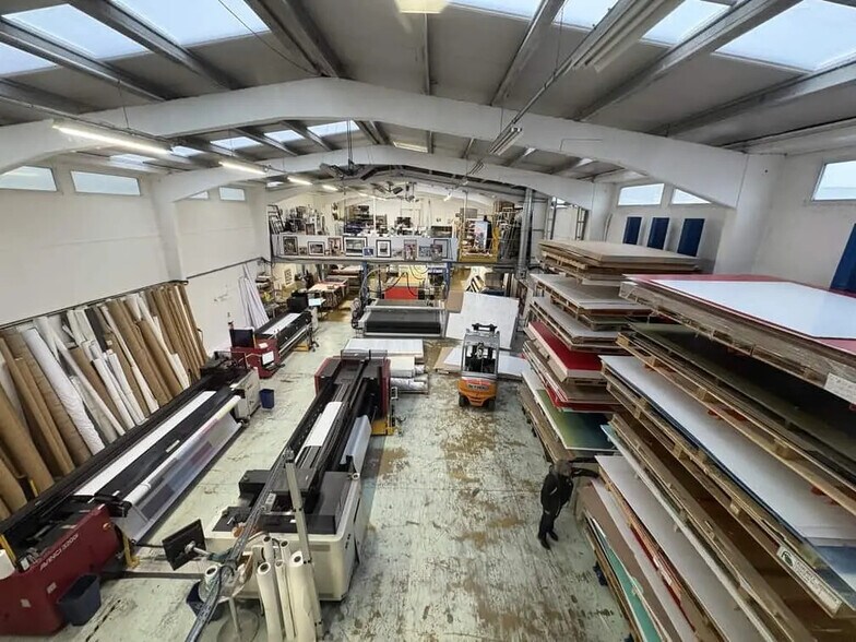 Industrial in Argenteuil for lease - Interior Photo - Image 1 of 6