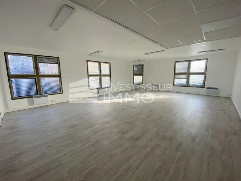 Office in Torcy for lease - Interior Photo - Image 3 of 4