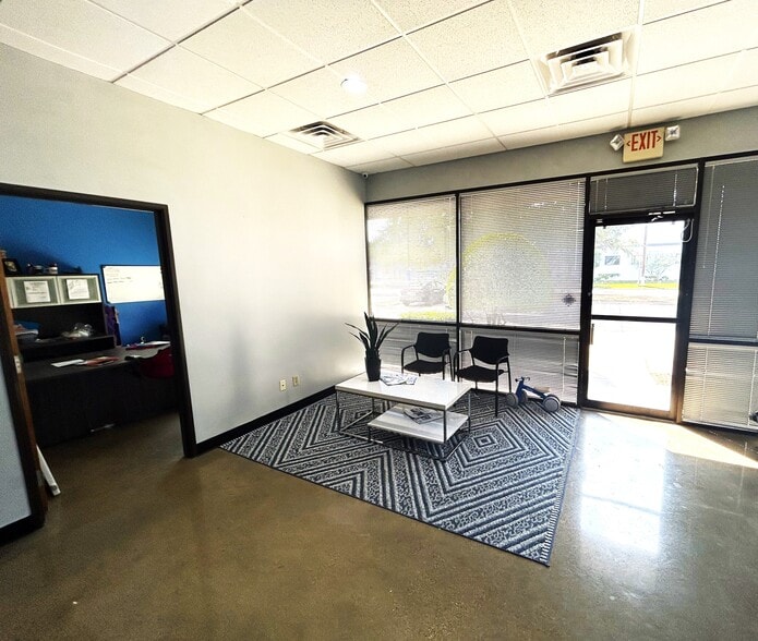 10840 Sanden Dr, Dallas, TX for lease - Interior Photo - Image 2 of 3