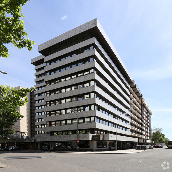 Calle de Orense, 70, Madrid, Madrid for lease - Building Photo - Image 1 of 2