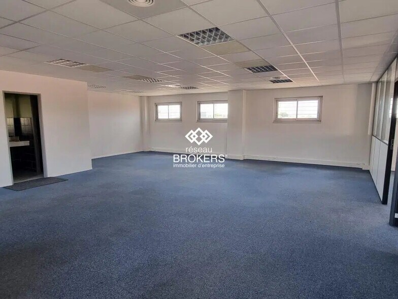 Office in Saint-Aunès for lease - Interior Photo - Image 2 of 5