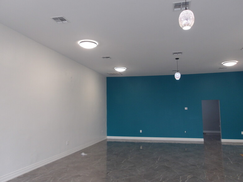 218 E Jackson St, Harlingen, TX for lease - Interior Photo - Image 2 of 14