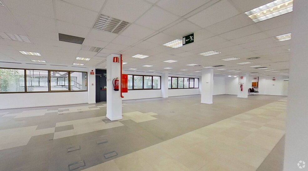 Calle Gobelas, 35-37, Madrid, Madrid for lease - Building Photo - Image 3 of 9