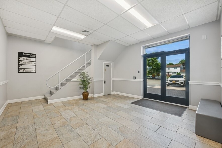 2201-2211 Merrick Rd, Merrick, NY for lease - Interior Photo - Image 3 of 18