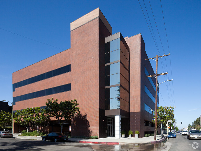 12925 Riverside Dr, Sherman Oaks, CA for lease - Primary Photo - Image 1 of 14