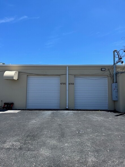 4530-4534 NE 11th Ave, Oakland Park, FL for lease - Building Photo - Image 2 of 7