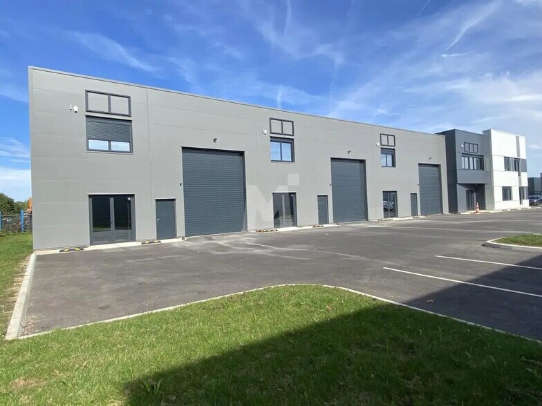 Office in Saint-Pierre-du-Perray for lease - Building Photo - Image 3 of 7