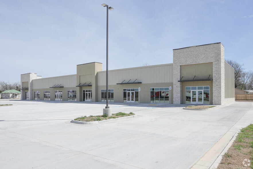 900 Meriweather St, Okmulgee, OK for lease - Primary Photo - Image 1 of 5
