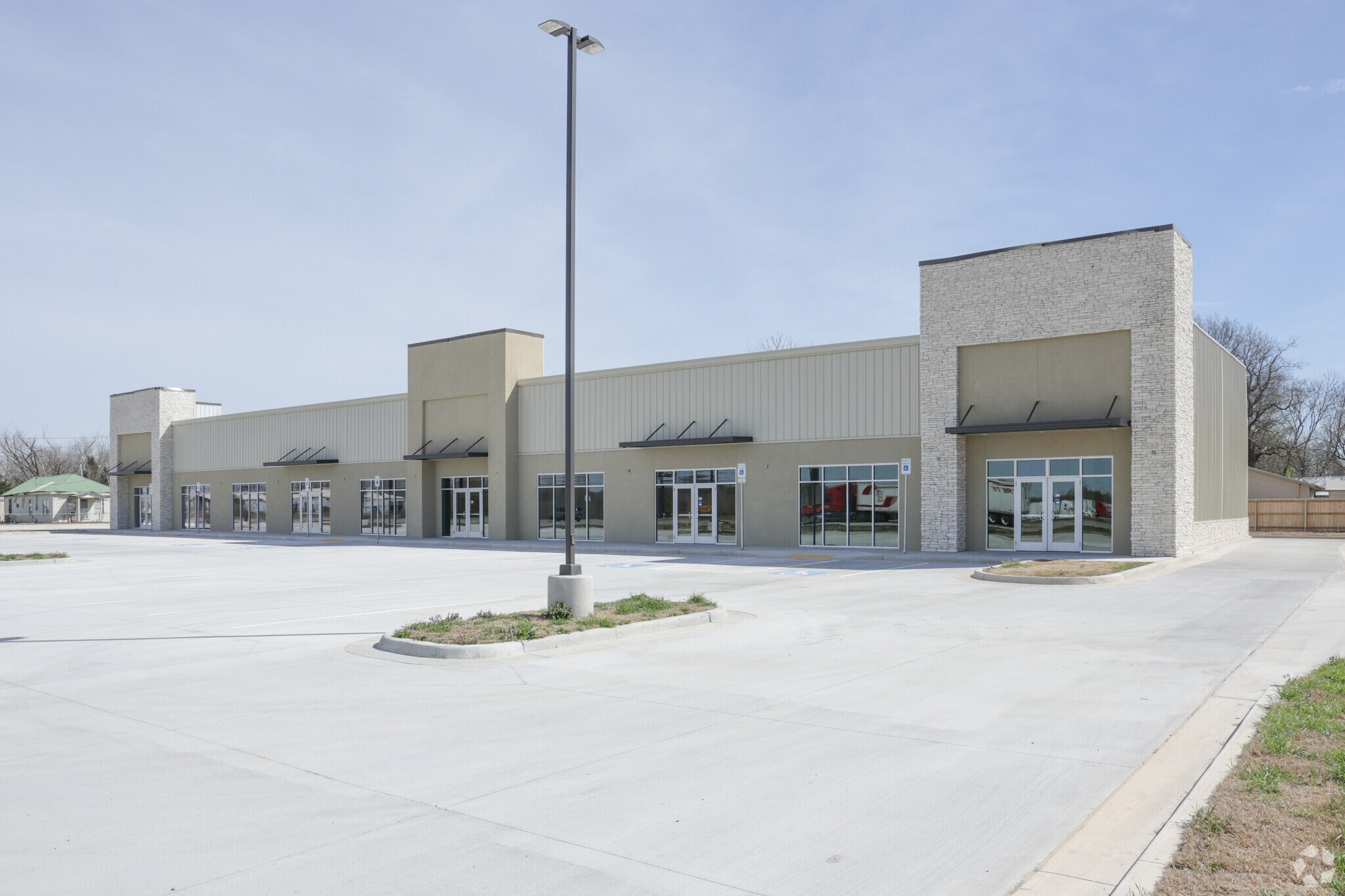 900 Meriweather St, Okmulgee, OK for lease Primary Photo- Image 1 of 6