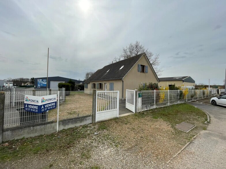 Flex in Lucé for sale - Building Photo - Image 1 of 7