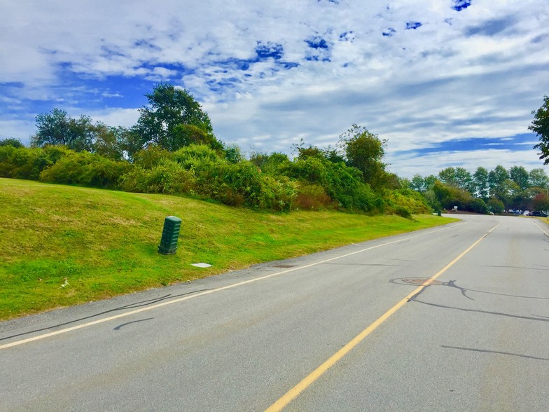 127 Johnny Cake Hill Rd, Middletown, RI for sale - Primary Photo - Image 1 of 1