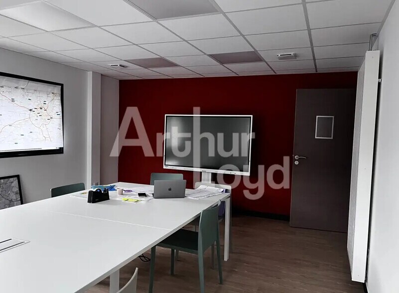 Office in Bretteville-sur-Odon for lease - Interior Photo - Image 3 of 5
