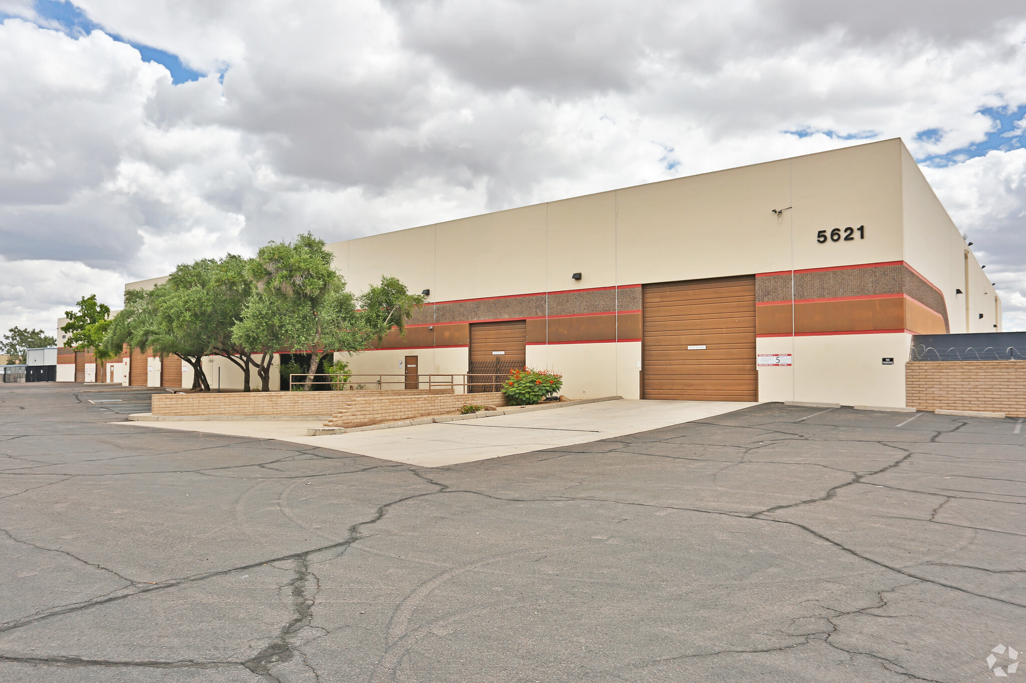 5621 S 25th St, Phoenix, AZ for sale Primary Photo- Image 1 of 1