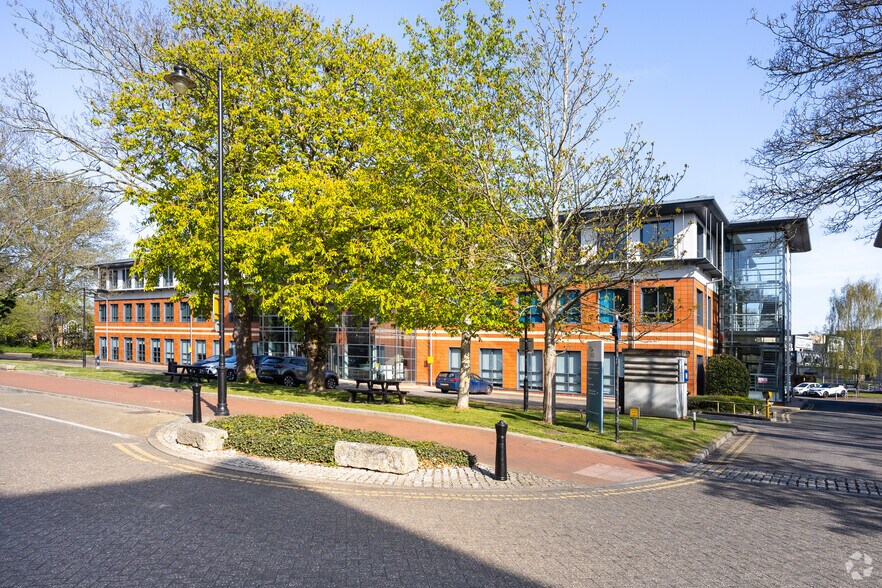 50 Pembroke Ct, Chatham for sale - Building Photo - Image 1 of 1