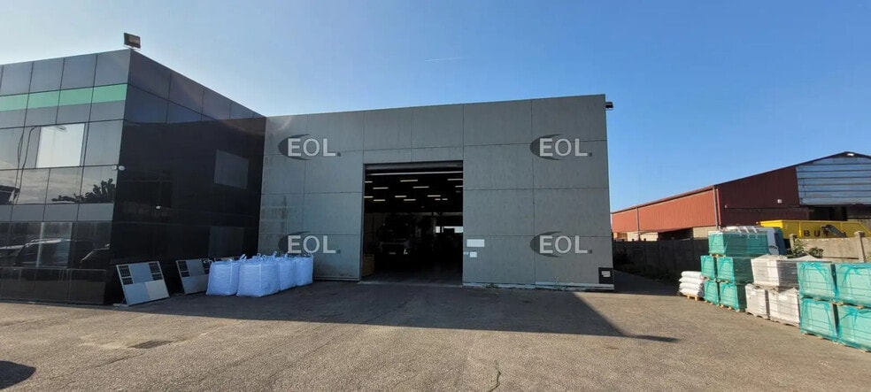 Industrial in Vaulx-en-Velin for lease - Building Photo - Image 3 of 11