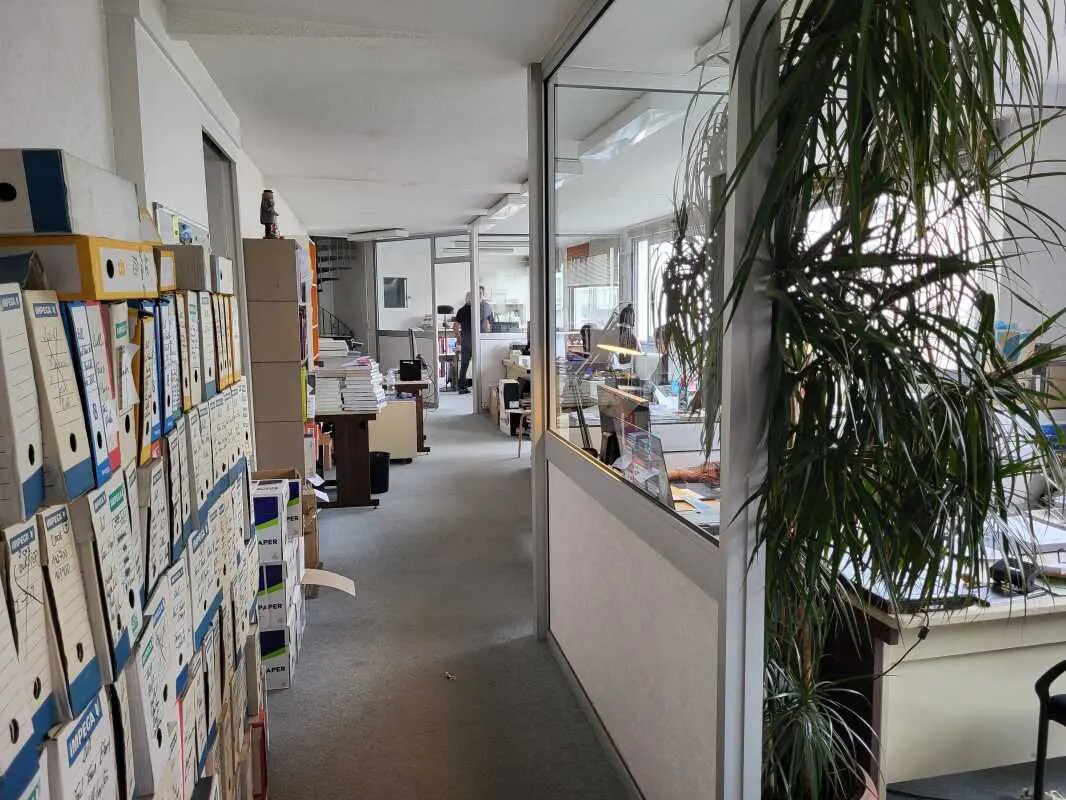 Flex in Paris for lease Interior Photo- Image 1 of 14