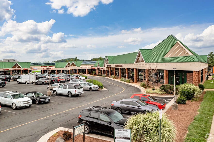 701-707 E Market St, Leesburg, VA for lease - Building Photo - Image 2 of 4