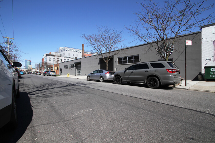 300 Kingsland Ave, Brooklyn, NY for lease - Building Photo - Image 2 of 6