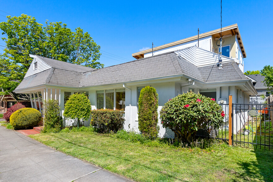 5105 SE Hawthorne Blvd, Portland, OR for sale - Building Photo - Image 1 of 10