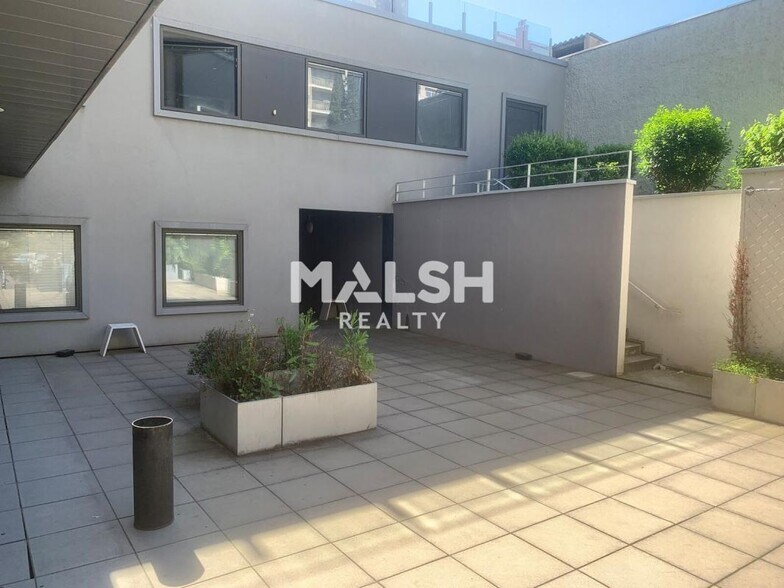 Office in Lyon for lease - Building Photo - Image 3 of 24