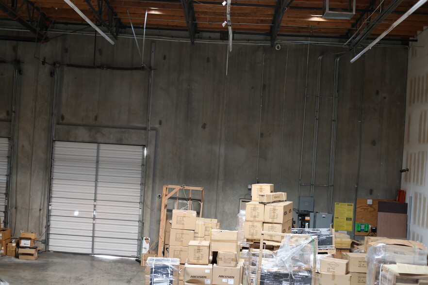 15823 Monte, Sylmar, CA for lease - Building Photo - Image 3 of 25