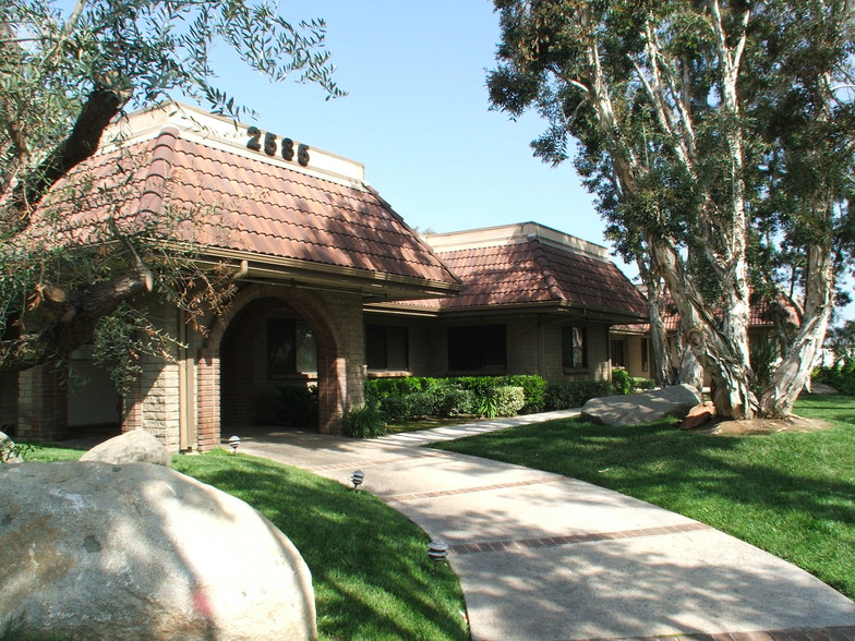 2585 Business Park Dr, Vista, CA for lease - Primary Photo - Image 1 of 5