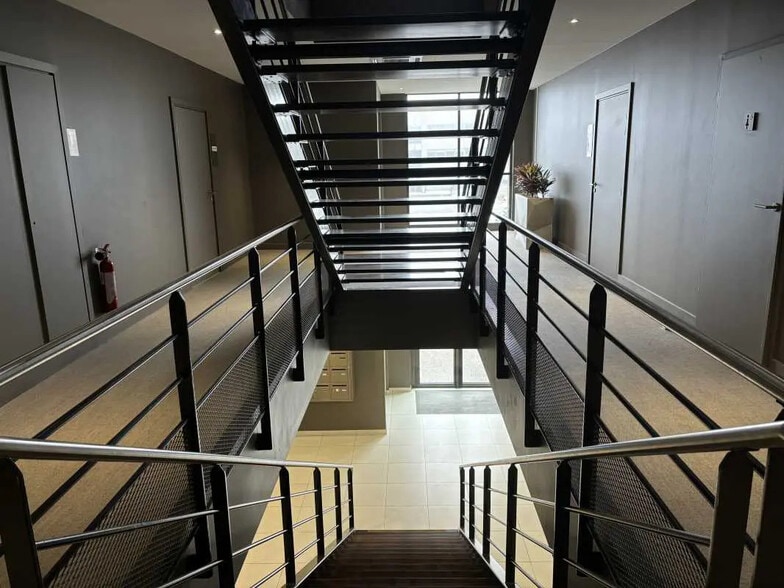 Office in Pessac for lease - Interior Photo - Image 2 of 7