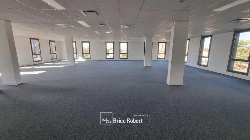 Office in Décines-Charpieu for lease Interior Photo- Image 1 of 7