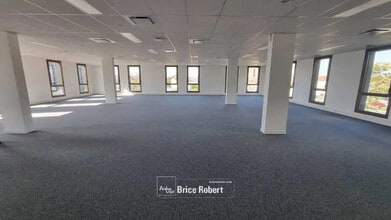 Office in Décines-Charpieu for lease Interior Photo- Image 1 of 7