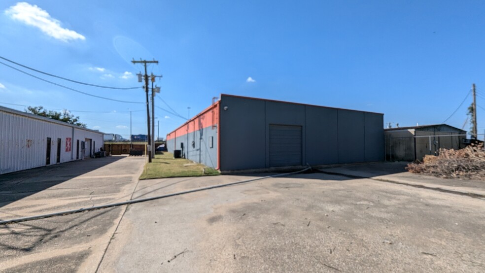 1942 N IH 35E/Stemmons Fwy, Carrollton, TX for lease - Building Photo - Image 3 of 15