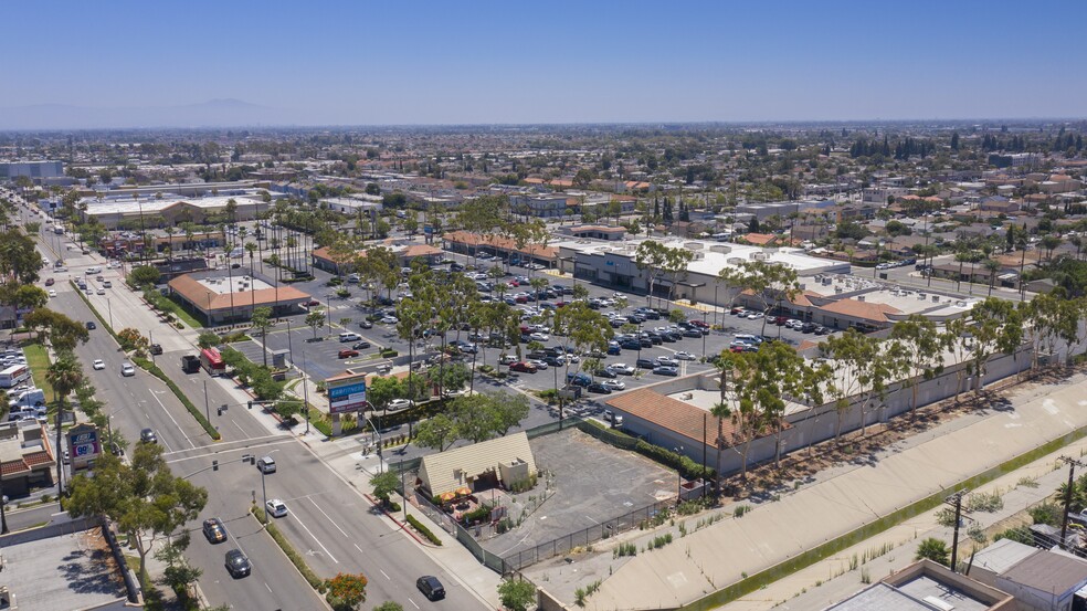 12090-12146 Carson St, Hawaiian Gardens, CA for lease - Building Photo - Image 1 of 8