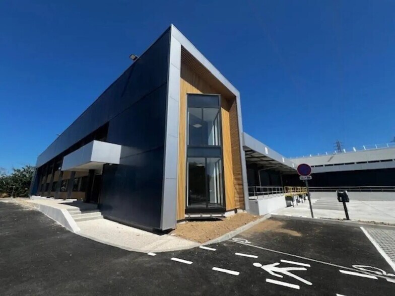 Industrial in Avignon for lease - Building Photo - Image 2 of 14