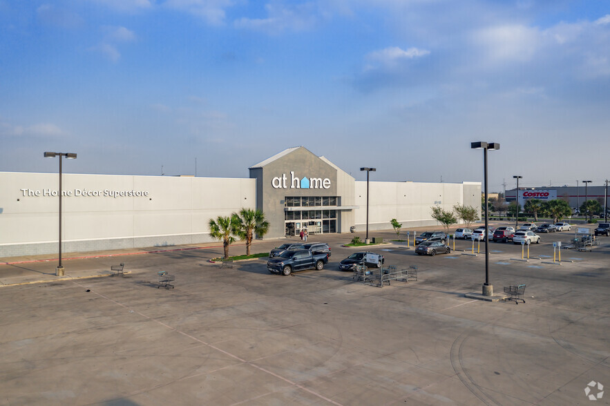 1600 W Kelly Ave, Pharr, TX for sale - Building Photo - Image 2 of 5