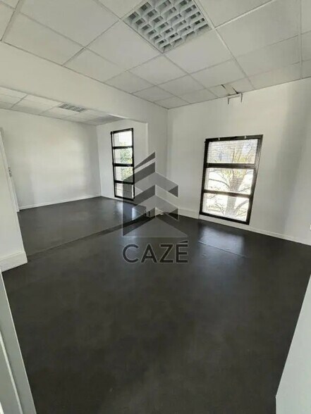 Office in Cenon for sale - Interior Photo - Image 2 of 9