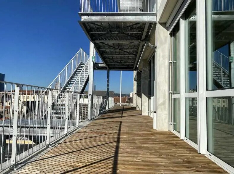 Office in Villeurbanne for lease - Building Photo - Image 2 of 14