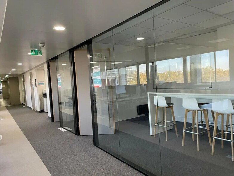 58 Boulevard Gouvion-Saint-Cyr, Paris for lease - Interior Photo - Image 2 of 14