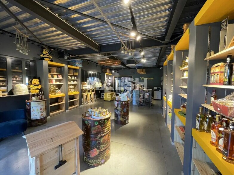 Flex in Chasselay for lease - Interior Photo - Image 3 of 16